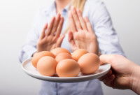 Une femme allergique refuse des oeufs