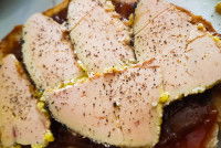 Des tranches de foie gras sur du pain