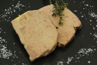 Deux tranches de foie gras sur un fond noir