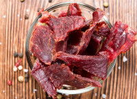 Un bol contenant des morceaux de viande de boeuf séchée