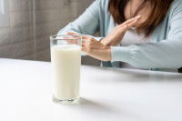 Une femme allergique refuse un verre de lait