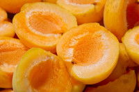 Des demi-abricots entassés ensemble