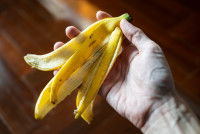 Une main tient une peau de banane