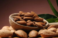 Un bol rempli d'amandes amères