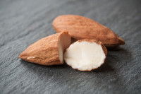 Une amande coupée en deux