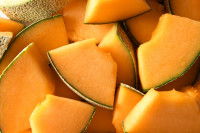 Des petites tranches de melon entassées