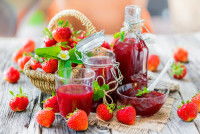 Différentes préparations à base de fraises : jus, confiture, compote...