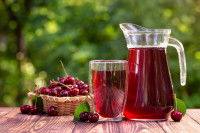 Des cerises et du jus de cerise dans une carafe