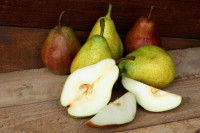 Plusieurs poires entières et des tranches de poire