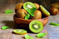 Des kiwis coupés dans un bol avec de la menthe