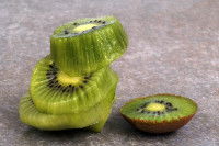 Des tranches de kiwi pelées et entassées