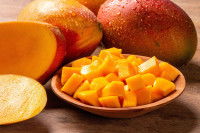 Une mangue découpée en petits cbes dans une assiette