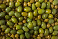 Des olives vertes rincées entassées