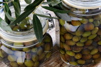 Des olives en saumure dans des bocaux de verre