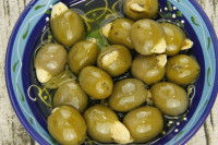 Des olives fourrées dans un bol