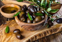 Des olives noires entières dans un bol