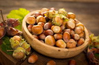 Un bol contenant une grande quantité de noisettes