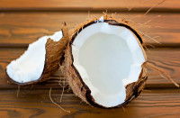 Une noix de coco fraîche ouverte en deux