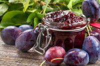 De la confiture de prune dans un bocal en verre