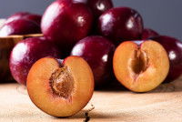 Des prunes au premier plan et dans le fond