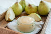 De la compote de poire, avec des poires entières derrière