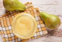 De la compote avec des poires sur une table en bois