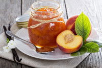 De la confiture de pêche dans un pot