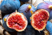 Des figues coupées en deux