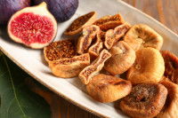 Des figues sèches et fraîches dans une assiette