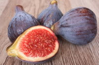 Des figues sur une table en bois