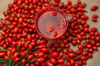 Des baies de goji sur une table en bois