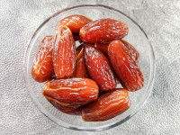 Des dattes dans un bol en verre