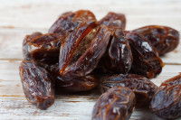 Des dattes sur un fond en bois