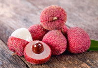 Des litchis entiers avec la coque et le noyau