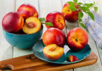 Des nectarines dans des bols sur une table