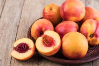 Des nectarines dans un panier en osier