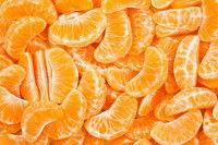 Une pile de quartiers de mandarine