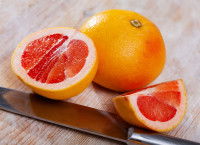 Un pamplemousse coupé avec un couteau