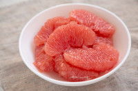 Des quartiers de pamplemousse dans un bol