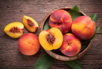 Des nectarines sur une table en bois