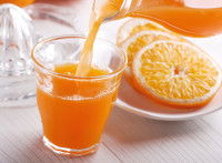 Du jus d'orange versé dans un verre