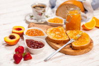 De la confiture étalée sur des tartines de pain