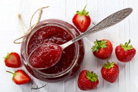 De la confiture de fraise avec des fraises fraîches