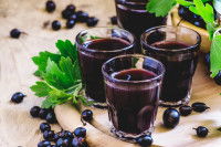 Du jus de cassis dans des verres avec des fruits