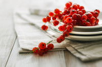 Une grappe de groseilles dans une coupe sur une table