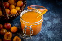 De la confiture de mirabelle sur un fond gris-bleu