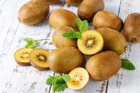 Des kiwis jaunes sur une table en bois