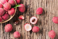 Des litchis sur une table en bois