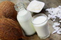 Un verre et une bouteille de lait de coco
