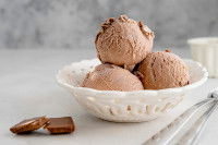 Des boules de glace au chocolat dans une coupe